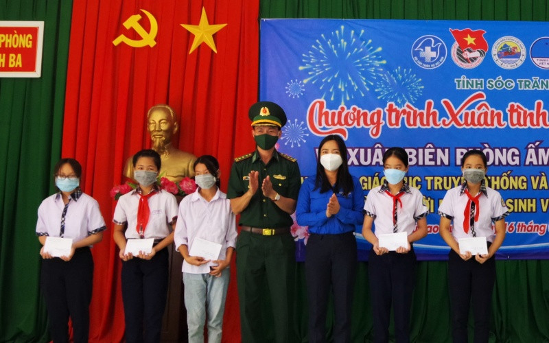 Trao học bổng cho các em học sinh nghèo vượt khó học giỏi.