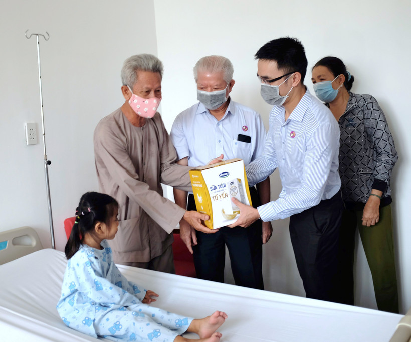 Vinamilk cùng Hội Bảo trợ Bệnh nhân nghèo TP Hồ Chí Minh đến thăm và tặng quà cho bé Bảo Trân tại Bệnh viện tim Tâm Đức. (Ảnh: VNM)
