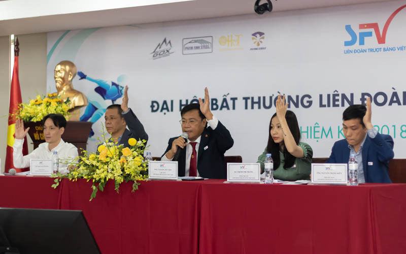 Đại biểu biểu quyết tại Đại hội bất thường SFV (Ảnh: LÊ BÍCH)