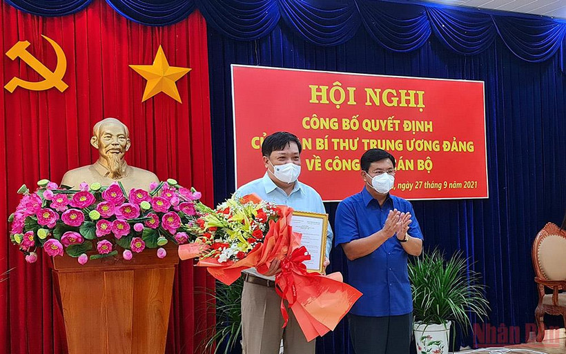 Bí thư Tỉnh ủy Cà Mau (bìa phải) tặng hoa chúc mừng Phó Bí thư Tỉnh ủy Cà Mau Phạm Thành Ngại.