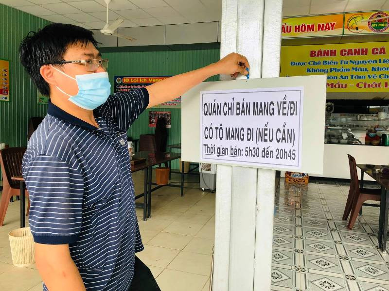 Anh Nguyễn Thiện Nghĩa treo bảng quán chỉ bán mang đi.