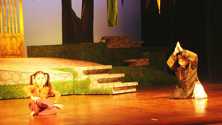 Một màn hài độc đáo trong vở chèo “Bắc Lệ đền thiêng” của Nhà hát Chèo Việt Nam. Ảnh: QUANG HƯNG