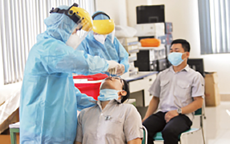 Lấy mẫu xét nghiệm Covid-19 cho công nhân Công ty TNHH Kim may Organ Việt Nam đóng tại Khu chế xuất Tân Thuận (quận 7).