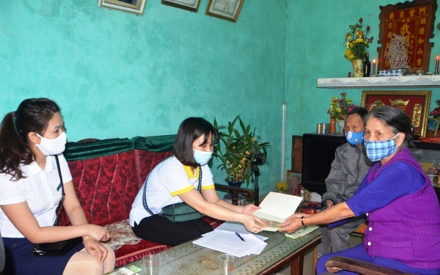Cán bộ BHXH và Bưu điện TP Móng Cái, Quảng Ninh, chi trả tiền chế độ tại nhà trong tháng 4 năm 2020 (Ảnh minh họa: Quang Thọ).