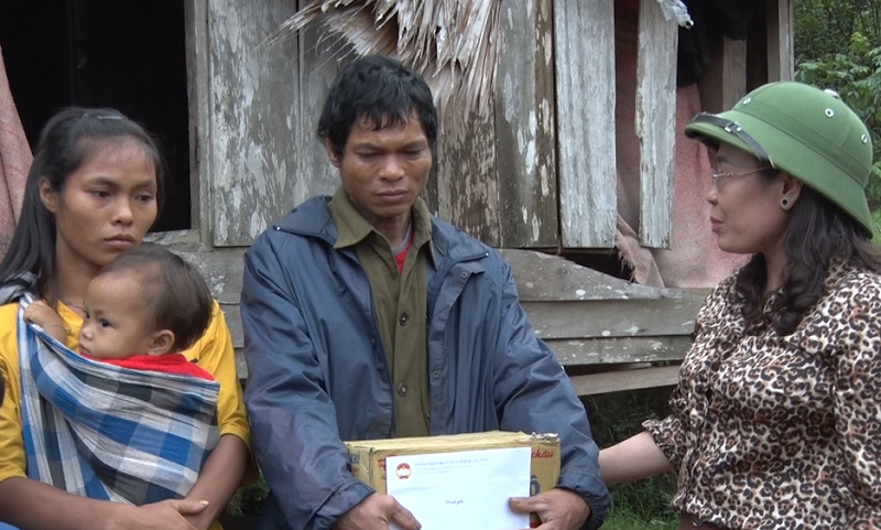 Đại diện lãnh đạo MTTQ VN tỉnh Quảng Bình thăm, động viên gia đình nạn nhân.