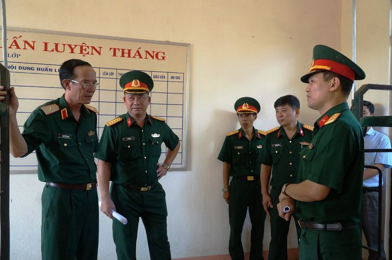 Thiếu tướng Nguyễn Đình Tiến (đứng ngoài cùng bên trái) khảo sát nơi dự kiến lập bệnh viện dã chiến.