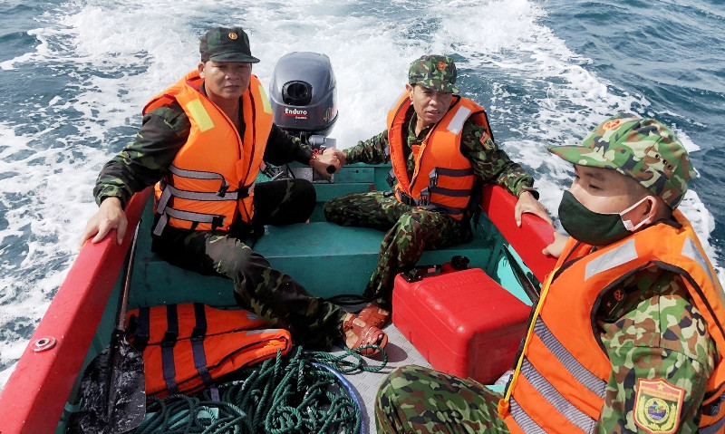 Cán bộ, chiến sĩ Đồn Biên phòng Bình Minh tìm kiếm ngư dân mất tích.