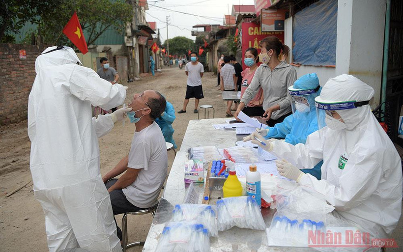 Xét nghiệm Covid-19 cho người dân tại thôn Lỗ Giao, Đông Anh, Hà Nội. Ảnh: ĐĂNG ANH