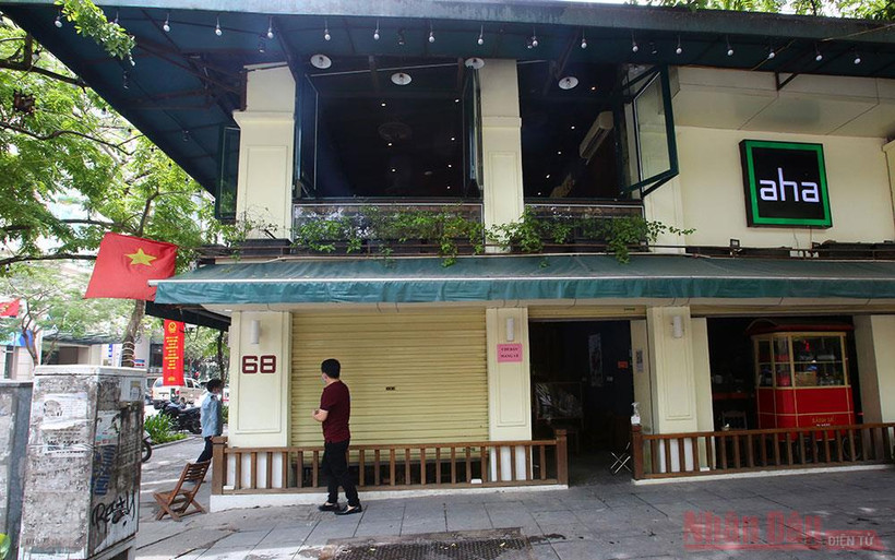 Hàng cà phê trên phố Bà Triệu đóng cửa theo quy định. Ảnh: DUY LINH