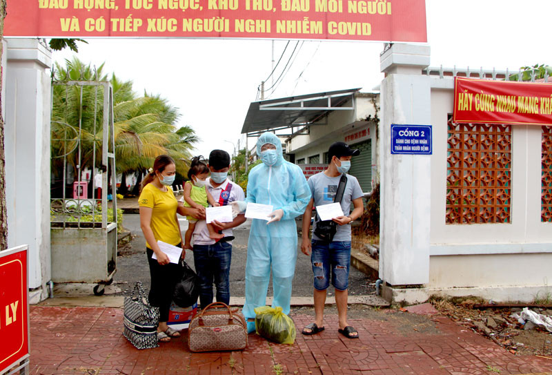 Trao giấy ra viện cho các bệnh nhân mắc Covid-19.