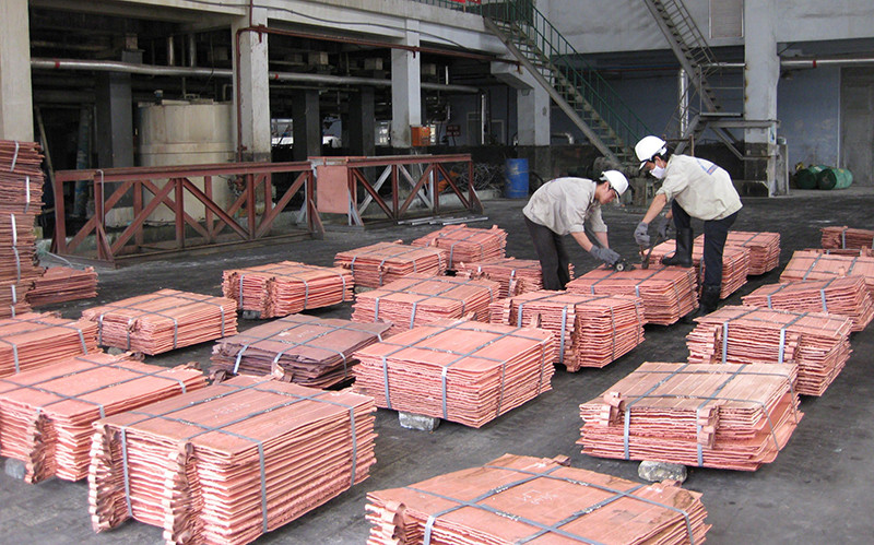 Công nhân Chi nhánh luyện đồng Lào Cai tiến hành đóng gói sản phẩm đồng ca-tốt.