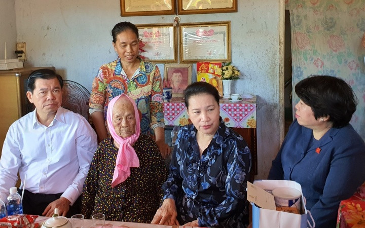 Chủ tịch Quốc hội Nguyễn Thị Kim Ngân thăm, tặng quà Mẹ Việt Nam Anh hùng Võ Thị Vĩ (ở thị trấn Đất Đỏ, huyện Đất Đỏ).
