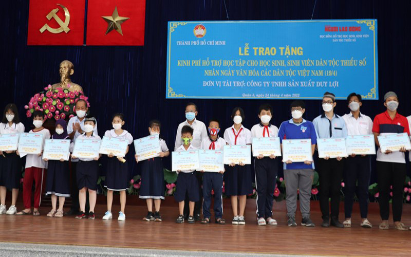 Trao học bổng cho học sinh, sinh viên người dân tộc thiều số Quận 8.