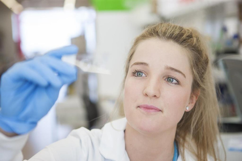 Tiến sĩ Ciara Duffy tại phòng thí nghiệm Viện Nghiên cứu Y khoa Harry Perkins.