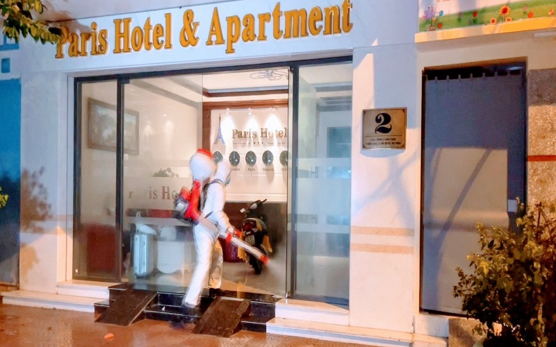 Lực lượng chức năng phun khử khuẩn Khách sạn Paris - nơi bệnh nhân Covid-19 lưu trú.