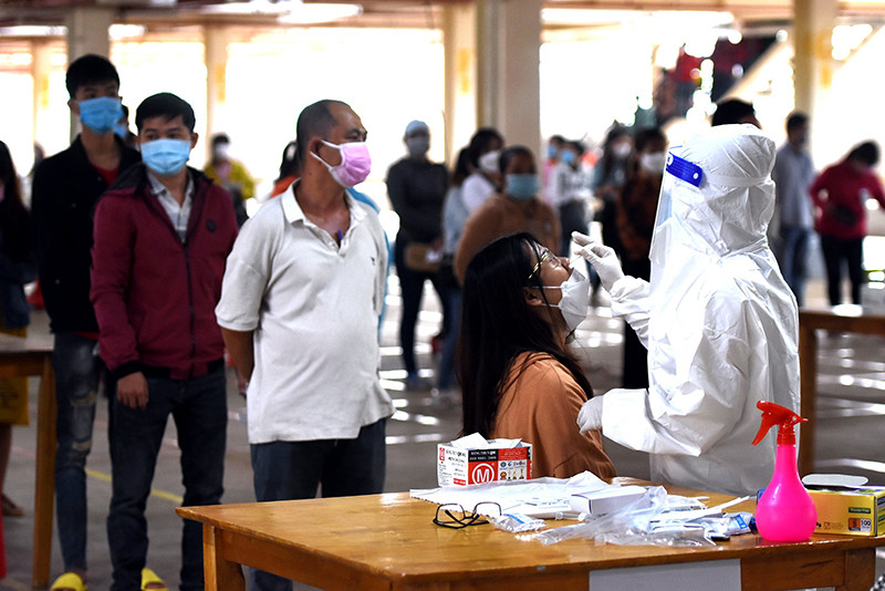 Lấy mẫu xét nghiệm SARS-CoV-2 cho người lao động trước khi trở lại nhà máy làm việc tại Khu công nghiệp Bàu Xéo, tỉnh Đồng Nai.