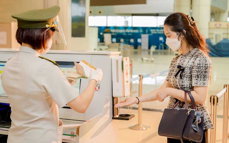 Máy đo thân nhiệt kết hợp khử khuẩn tay tại điểm kiểm tra an ninh và cửa ra tàu bay. (Ảnh: NIA)