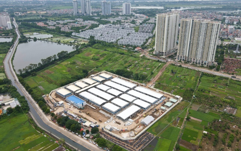 Từ ngày 24/7, Bệnh viện dã chiến hồi sức tích cực cho bệnh nhân mắc Covid-19 chính thức khởi công tại ô đất D1/CQ3, trong khu đất có diện tích 3,5ha, phường Yên Sở (quận Hoàng Mai - Hà Nội).