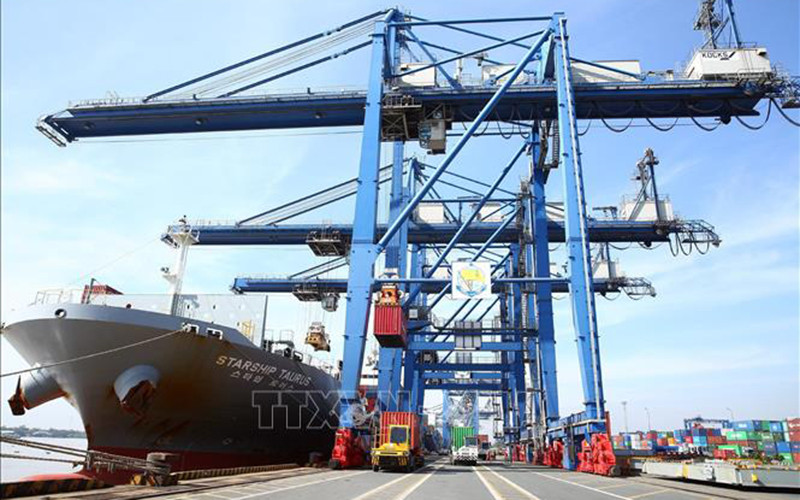 Bốc xếp hàng hóa tại cảng Cát Lái, TP Hồ Chí Minh. Ảnh: TTXVN