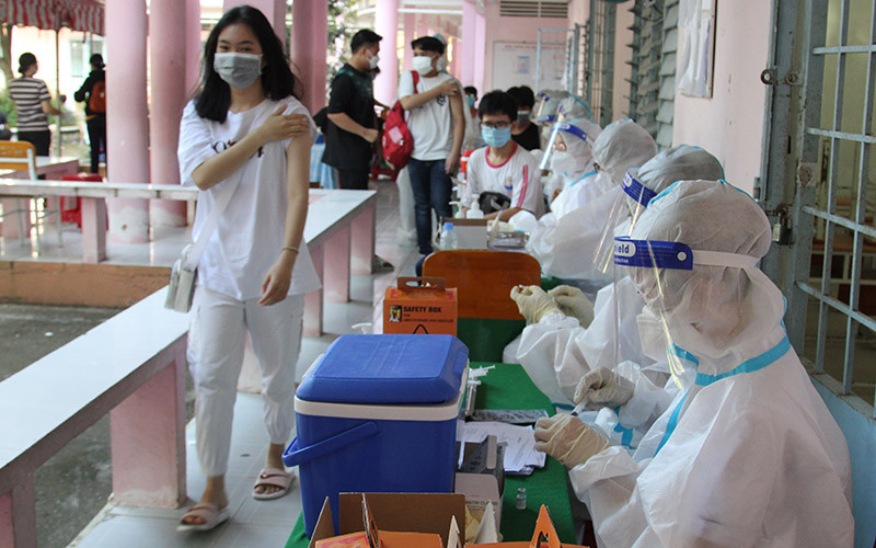 Học sinh Vĩnh Long tiêm vaccine đạt gần 100%. (Ảnh: BÁ DŨNG)