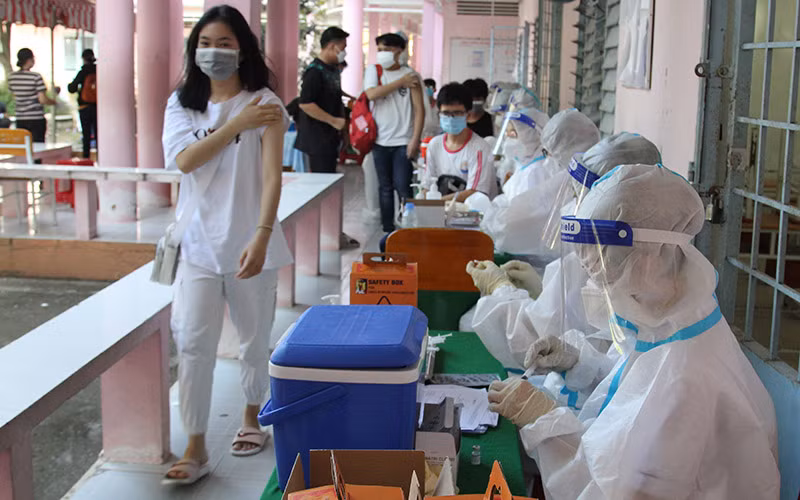 Học sinh Vĩnh Long tiêm vaccine đạt gần 100%. (Ảnh: BÁ DŨNG)