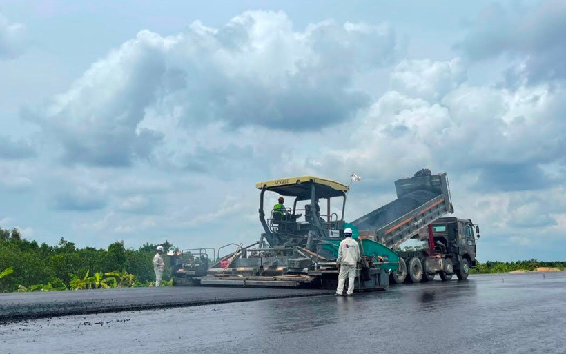 Thi công cao tốc Trung Lương - Mỹ Thuận.