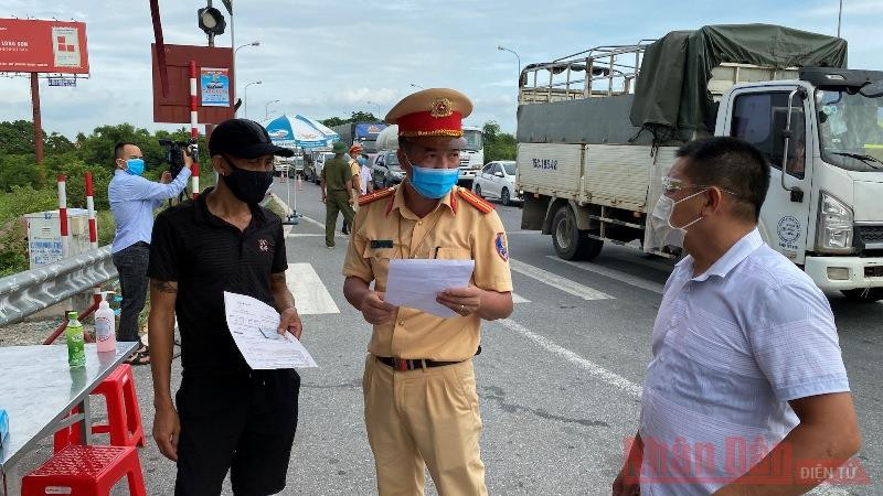 Thiếu tá Phạm Văn Thuân phát hiện trường hợp dùng giấy xét nghiệm của người khác để qua mắt lực lượng chức năng.