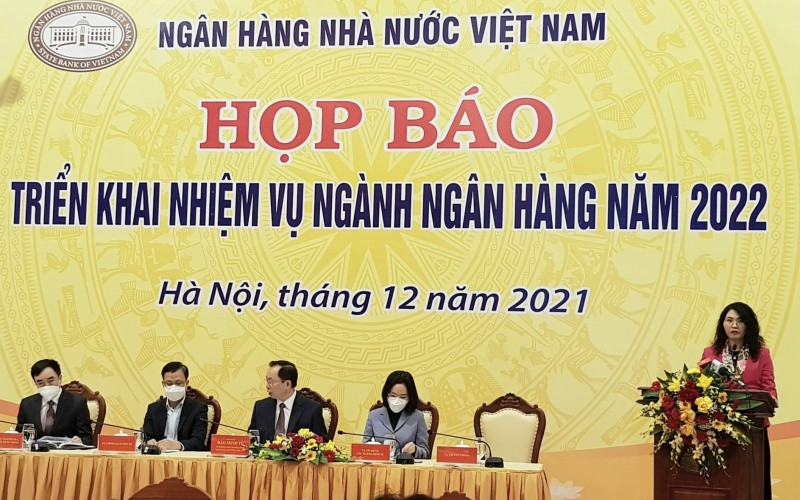 Vụ trưởng Truyền thông Ngân hàng Nhà nước Lê Thị Thúy Sen phát biểu tại họp báo.