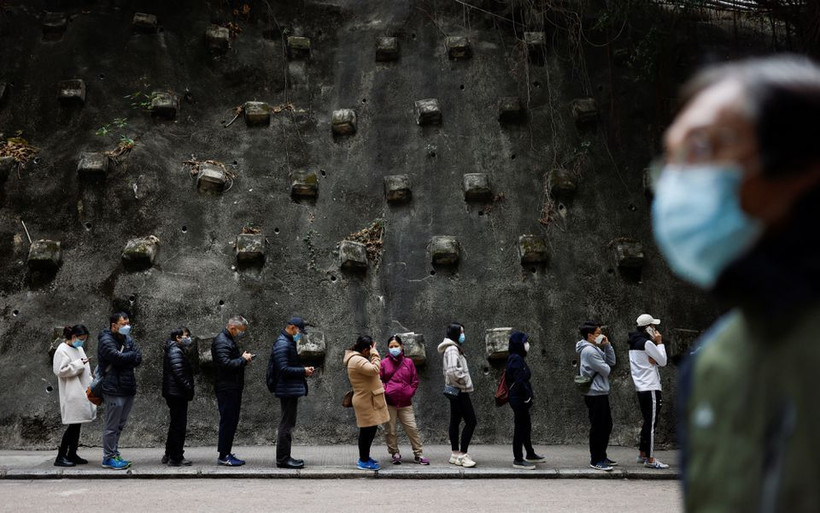 Người dân Hồng Kông (Trung Quốc) xếp hàng chờ xét nghiệm Covid-19 tại 1 trung tâm xét nghiệm cộng đồng ngày 25/2/2022. Ảnh: REUTERS