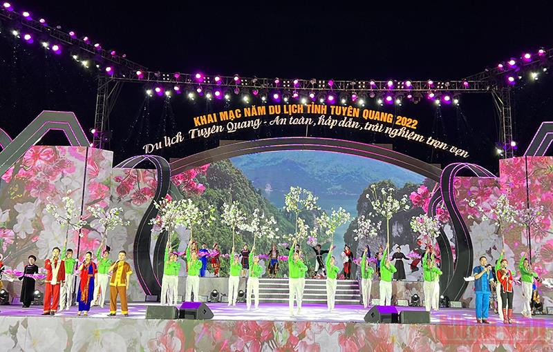 Màn hát múa tại chương trình khai mạc.