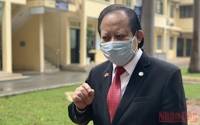 PGS, TS Nguyễn Viết Nhung, Giám đốc Bệnh viện Phổi Trung ương chia sẻ thông tin tại lễ tiếp nhận. (Ảnh: T.H)