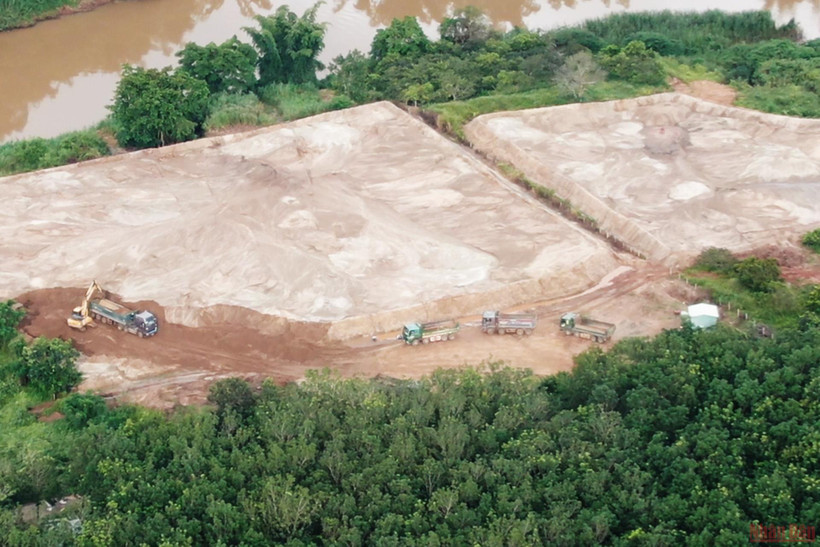 Một bãi cát ở thôn 2, xã Thống Nhất, huyện Bù Đăng (Bình Phước) vẫn hoạt động bất chấp lệnh giãn cách xã hội theo Chỉ thị 16.