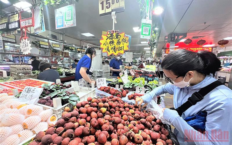 Vải thiều bày bán ở một chợ dân sinh Trung Quốc. (Ảnh: Phương Thảo)