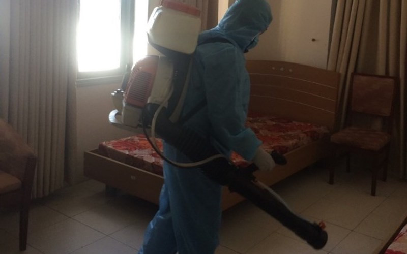 Trung tâm Y tế quận Tân Bình tổ chức phun khử khuẩn tại hai địa điểm cách ly của Vietnam Airlines. (Ảnh: Trung tâm Báo chí TP Hồ Chí Minh).