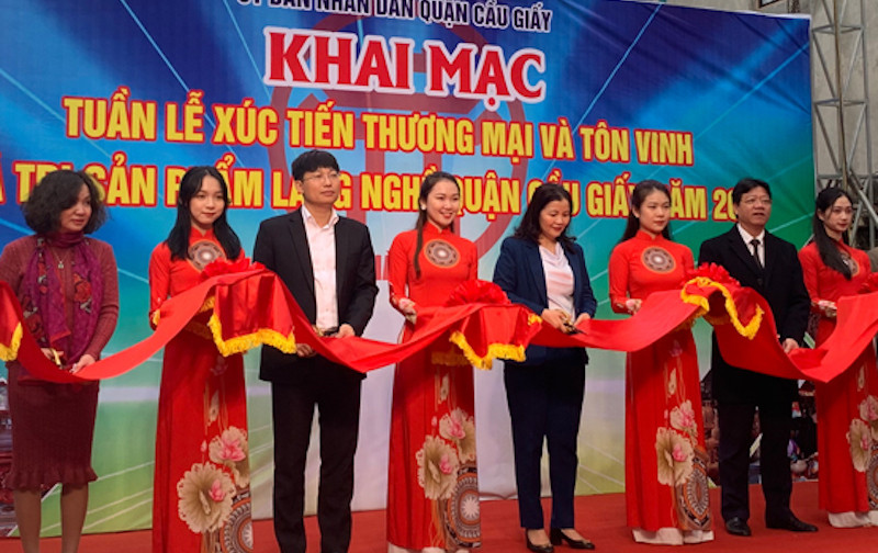 Cắt băng khai mạc Tuần lễ Xúc tiến thương mại và tôn vinh giá trị sản phẩm làng nghề quận Cầu Giấy năm 2020.