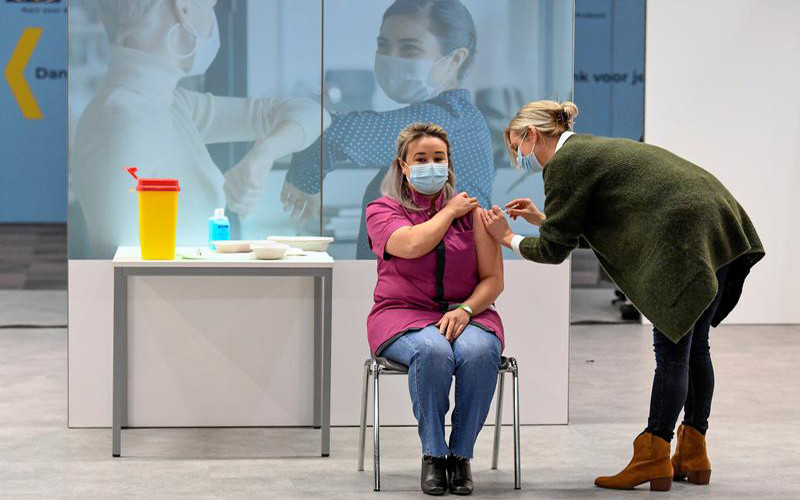 Y tá Sanna Elkadiri (39 tuổi) tiêm mũi vaccine đầu tiên. (Ảnh: Reuters)