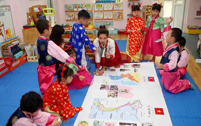 Một lớp mẫu giáo tại Hà Nội học về văn hóa Triều Tiên. (Ảnh TTXVN)