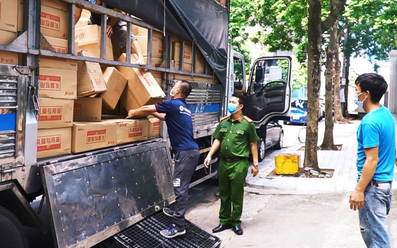 Một xe tải lợi dụng “luồng xanh” để vận chuyển gần 10 tấn bánh trung thu nhập lậu bị Công an TP Hà Nội phát hiện, thu giữ.