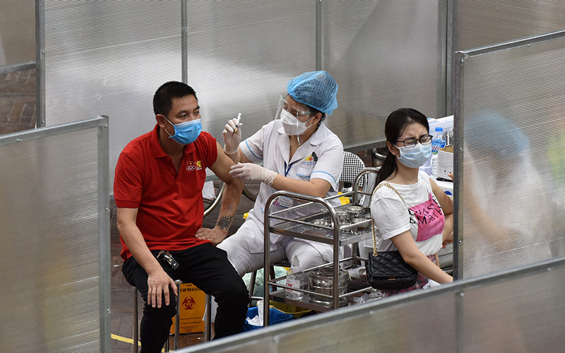 Tiêm vắc-xin phòng Covid-19 cho người dân Thủ đô Hà Nội. Ảnh: TRẦN HẢI