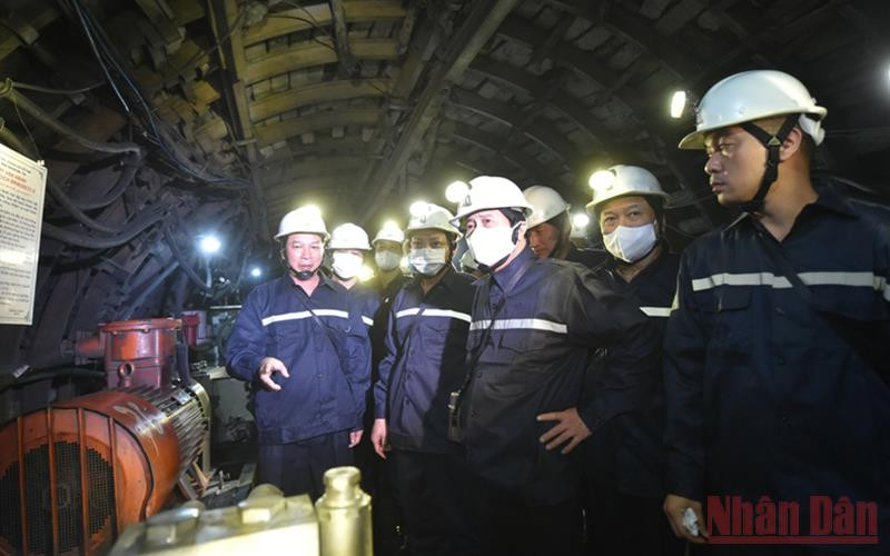 Phó Thủ tướng Chính phủ Lê Văn Thành trực tiếp xuống nơi sản xuất của công nhân tại lò chợ Cơ giới hóa mức -240m của Công ty cổ phần Than Núi Béo.
