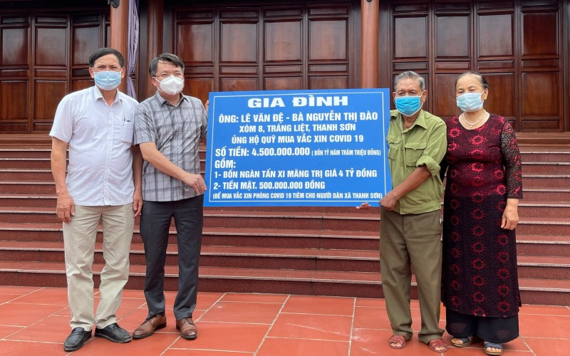 Lãnh đạo huyện Thanh Hà tiếp nhận tiền ủng hộ Quỹ vaccine phòng Covid-19 từ gia đình ông Lê Văn Đệ.
