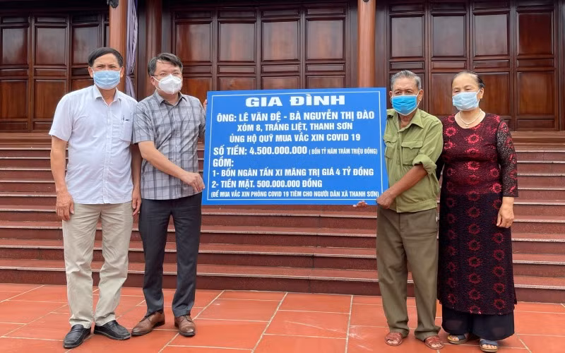 Lãnh đạo huyện Thanh Hà tiếp nhận tiền ủng hộ Quỹ vaccine phòng Covid-19 từ gia đình ông Lê Văn Đệ.