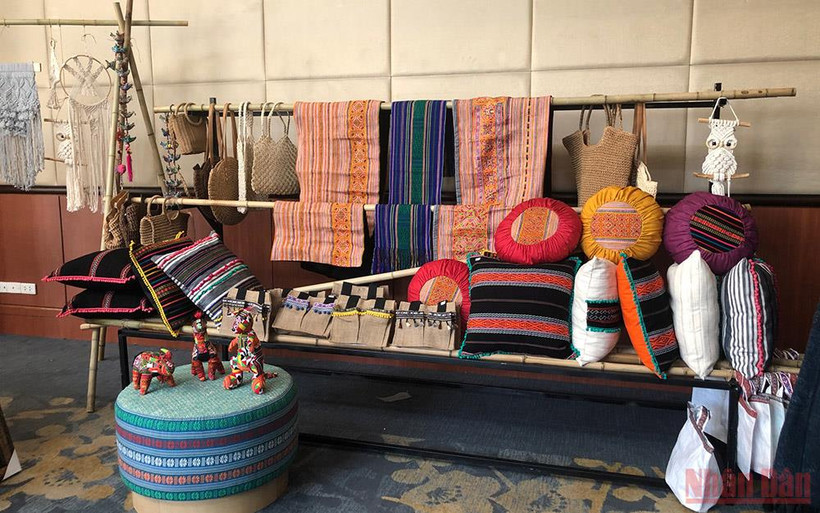 Các mặt hàng thủ công mỹ nghệ trưng bày trong khách sạn Melia Hà Nội.