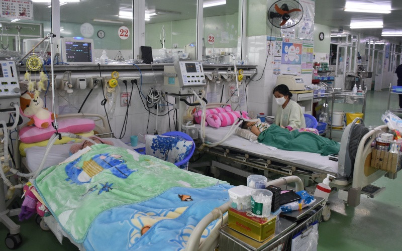 Nhiệt độ xuống thấp đột ngột, nhiều ca bệnh nhi nhập viện.