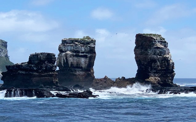 Cổng vòm Darwin sụp đổ phần vòm đá, chỉ còn hai cột đá chính (Ảnh: Aggressor Adventures)