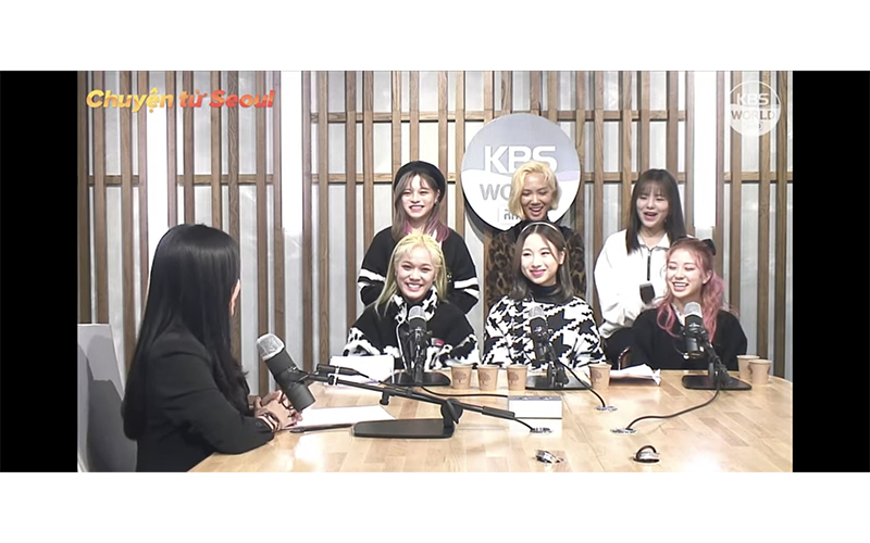 Anh (ngồi thứ ba, từ phải sang), thành viên người Việt trong nhóm nhạc Beauty Box, tại buổi trò chuyện trên đài KBS tiếng Việt, cuối năm 2021. Nguồn: KBS