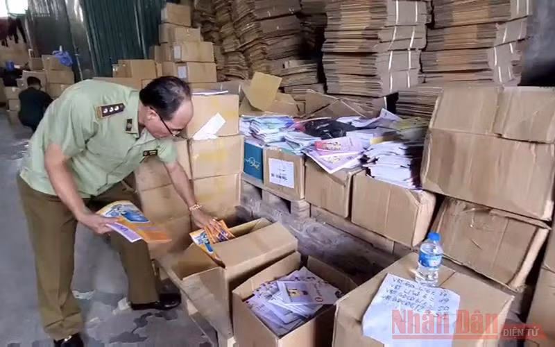 Lực lượng Quản lý thị trường tiến hành thu giữ lượng lớn sách giáo dục có dấu hiệu bị làm giả tại kho hàng số 87 phố Thịnh Liệt, quận Hoàng Mai, TP Hà Nội.