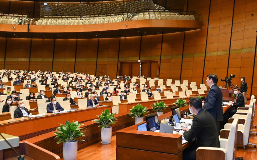 Bộ trưởng Y tế Nguyễn Thanh Long trả lời chất vấn của các đại biểu Quốc hội. Ảnh: LINH NGUYÊN