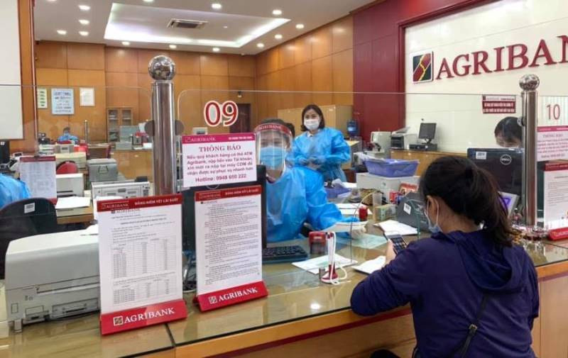 Giao dịch khách hàng tại chi nhánh Agribank.