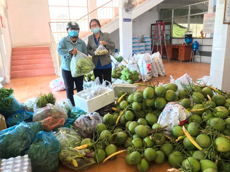 Bà Nguyễn Thị Thanh, ngụ xã Minh Đức, huyện Mỏ Cày Nam mang rau, dừa tươi ủng hộ người dân TP Hồ Chí Minh.